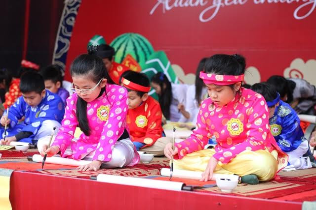 Không chỉ vậy, để tôn vinh nét đẹp văn hóa truyền thống, các học sinh Vinschool đã cùng nhau tái hiện trường thi xưa trong Hội thi “Vinsers vui câu đối tết”. Chính tay các em đã viết trên tấm giấy điều đỏ những câu đối xuân do chính mình hay tập thể lớp tự sáng tác để chào Xuân 2016, gửi gắm những lời chúc năm mới học tập tốt hơn, mọi người an yên hạnh phúc. Không chỉ vậy, để tôn vinh nét đẹp văn hóa truyền thống, các học sinh Vinschool đã cùng nhau tái hiện trường thi xưa trong Hội thi “Vinsers vui câu đối tết”. Chính tay các em đã viết trên tấm giấy điều đỏ những câu đối xuân do chính mình hay tập thể lớp tự sáng tác để chào Xuân 2016, gửi gắm những lời chúc năm mới học tập tốt hơn, mọi người an yên hạnh phúc.