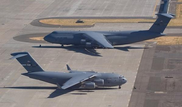 Máy bay vận tải C-17 (trên) và C-5 của Không quân Mỹ (ảnh minh họa) Máy bay vận tải C-17 (trên) và C-5 của Không quân Mỹ (ảnh minh họa)