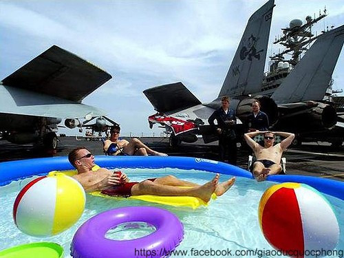 Bể bơi ngay trên tàu sân bay Bể bơi ngay trên tàu sân bay