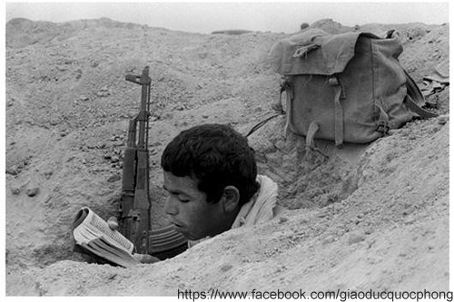 Tranh thủ đọc sách dưới hố bắn Tranh thủ đọc sách dưới hố bắn