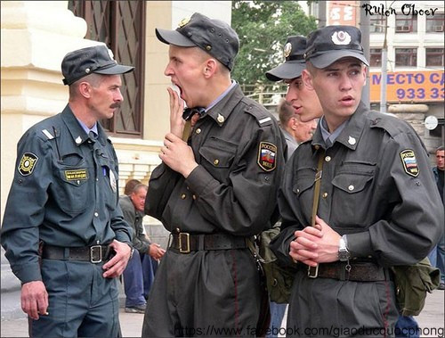 Bị chụp ảnh đúng lúc đang ngáp Bị chụp ảnh đúng lúc đang ngáp