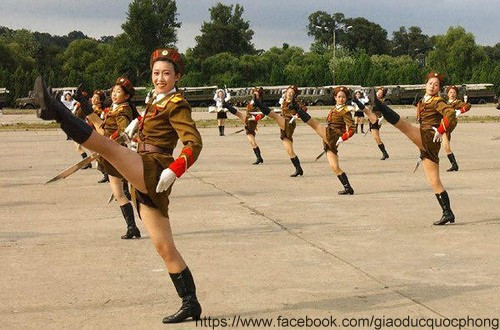 Xem chân ai thẳng hơn Xem chân ai thẳng hơn