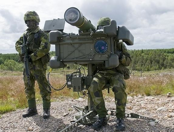Hệ thống tên lửa phòng không vác vai RBS-70 do hãng Saab Thụy Điển chế tạo Hệ thống tên lửa phòng không vác vai RBS-70 do hãng Saab Thụy Điển chế tạo