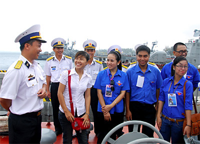 Đơn vị kết nghĩa thăm tàu Lữ đoàn 162