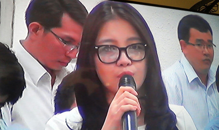 Bà Lan trả lời thẩm vấn - Ảnh: Hoàng Sang