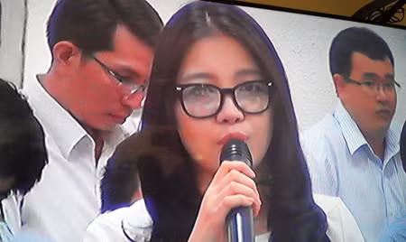 Bà Lan trả lời thẩm vấn - Ảnh: Hoàng Sang