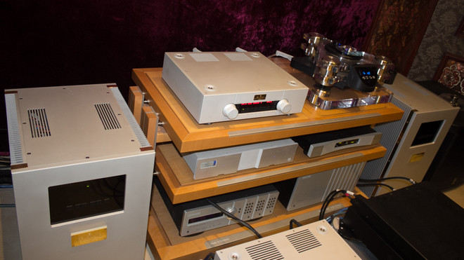 Với một hệ thống âm thanh tầm cỡ, chỉ tính riêng việc trang bị nguồn nuôi và dây dẫn cũng rất tốn kém, Việt Trung Audio cho biết. Bộ dàn tại Thái Nguyên sử dụng dây dẫn dòng NBS cho khả năng truyền với sai số cực thấp cùng tốc độ cực nhanh đảm bảo tính trung thực tối đa. Bộ lọc nguồn IsoTek Super Titan cũng là trang bị cầu kỳ của người chơi. Với một hệ thống âm thanh tầm cỡ, chỉ tính riêng việc trang bị nguồn nuôi và dây dẫn cũng rất tốn kém, Việt Trung Audio cho biết. Bộ dàn tại Thái Nguyên sử dụng dây dẫn dòng NBS cho khả năng truyền với sai số cực thấp cùng tốc độ cực nhanh đảm bảo tính trung thực tối đa. Bộ lọc nguồn IsoTek Super Titan cũng là trang bị cầu kỳ của người chơi.