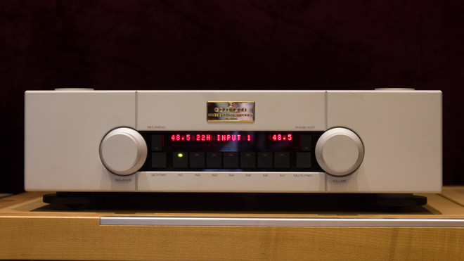 “Kéo” cùng loa khủng là hệ thống khuếch đại của Goldmund – thương hiệu âm thanh trứ danh đến từ Thụy Sỹ. Bộ pre-ampli Mimesis 22H nổi tiếng với khả năng tái tạo âm tinh tế với độ nhiễu cực thấp nhờ sử dụng nguồn rời và những tụ điện tốt nhất thế giới. Mức giá của Mimesis 22H khoảng 2,5 tỷ đồng. “Kéo” cùng loa khủng là hệ thống khuếch đại của Goldmund – thương hiệu âm thanh trứ danh đến từ Thụy Sỹ. Bộ pre-ampli Mimesis 22H nổi tiếng với khả năng tái tạo âm tinh tế với độ nhiễu cực thấp nhờ sử dụng nguồn rời và những tụ điện tốt nhất thế giới. Mức giá của Mimesis 22H khoảng 2,5 tỷ đồng.