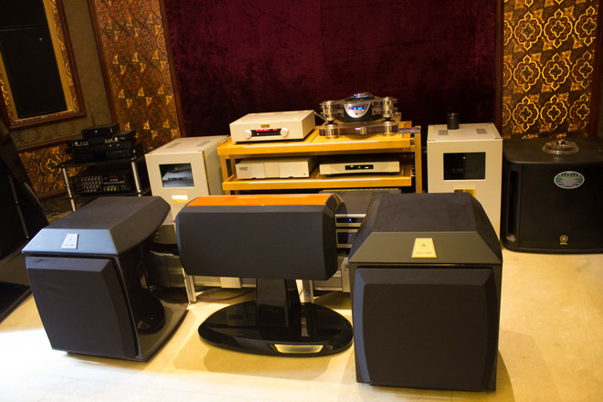 Chia sẻ về đam mê âm thanh, chủ nhân của hệ thống này cho biết, anh bắt đầu tìm hiểu về âm thanh thông qua các hệ thống loa trên xe hơi. Sau những lần đổi xe, anh cảm nhận rõ sự khác biệt về âm thanh mà mỗi hãng xe hơi trang bị rồi từ đó tình yêu này "ngấm" vào anh lúc nào không hay. Nhận mình là người cầu kỳ và kỹ tính, doanh nhân Thái Nguyên cho biết, trước khi sở hữu thiết bị nào anh cũng tìm hiểu rất kỹ và nguyên tắc "bất di bất dịch" là phải nghe thử bởi anh quan niệm, "mình là người kinh doanh, đam mê thì đam mê thật, nhưng mình phải cảm thụ được cái hay, thấy nó đáng với những gì mình bỏ ra". Chia sẻ về đam mê âm thanh, chủ nhân của hệ thống này cho biết, anh bắt đầu tìm hiểu về âm thanh thông qua các hệ thống loa trên xe hơi. Sau những lần đổi xe, anh cảm nhận rõ sự khác biệt về âm thanh mà mỗi hãng xe hơi trang bị rồi từ đó tình yêu này "ngấm" vào anh lúc nào không hay. Nhận mình là người cầu kỳ và kỹ tính, doanh nhân Thái Nguyên cho biết, trước khi sở hữu thiết bị nào anh cũng tìm hiểu rất kỹ và nguyên tắc "bất di bất dịch" là phải nghe thử bởi anh quan niệm, "mình là người kinh doanh, đam mê thì đam mê thật, nhưng mình phải cảm thụ được cái hay, thấy nó đáng với những gì mình bỏ ra".