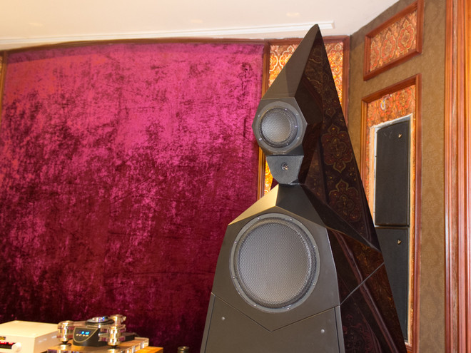 Có giá tham khảo 330.000 USD (khoảng 7 tỷ đồng) nhưng do số lượng hạn chế đồng thời đây cũng là sản phẩm đầu tiên trên thế giới nên có rất nhiều bên muốn được sở hữu đôi loa Tesseract. Việt Trung Audio, đơn vị phân phối cho hay sau khi biết đôi loa Tesseract đầu tiên trên thế giới hoàn thành vào tháng 10/2013 và đang trong quá trình chạy rà, họ đã phải ra nước ngoài để làm việc trực tiếp với các đối tác. Có giá tham khảo 330.000 USD (khoảng 7 tỷ đồng) nhưng do số lượng hạn chế đồng thời đây cũng là sản phẩm đầu tiên trên thế giới nên có rất nhiều bên muốn được sở hữu đôi loa Tesseract. Việt Trung Audio, đơn vị phân phối cho hay sau khi biết đôi loa Tesseract đầu tiên trên thế giới hoàn thành vào tháng 10/2013 và đang trong quá trình chạy rà, họ đã phải ra nước ngoài để làm việc trực tiếp với các đối tác.