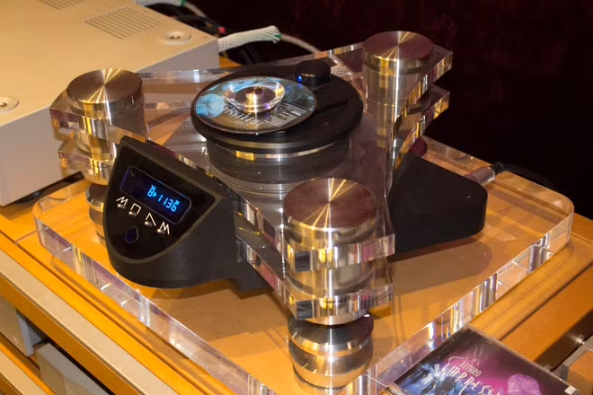 Nguồn âm sử dụng hệ thống cơ Kalista Reference với thiết kế ba chân ấn tượng đồng thời giúp triệt rung hiệu quả. Ngoài ra, hệ thống còn bao gồm bộ chuyển đổi tín hiệu C2A Signature DAC với hai bộ giải mã 24-bit/192 kHz là cặp đôi xứng tầm với Kalista Reference. Bộ thiết bị này có giá khoảng 2,5 tỷ đồng.