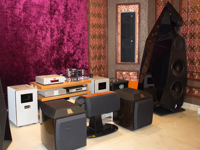 "Quá trình vận chuyển thiết bị gặp rất nhiều khó khăn và tốn kém", Giám đốc Việt Trung Audio chia sẻ. Bộ dàn này có khối lượng cả tấn, kích thước đồ sộ nhưng quãng đường di chuyển gần 100 km với mặt đường không mấy thuận lợi nên cần dùng xe nâng chuyên dụng cùng hệ thống giảm xóc đặc biệt. Chưa hết, việc chọn vị trí lắp đặt cần đo đạc kỹ lưỡng nhằm tối ưu hóa trải nghiệm âm thanh, quá trình chạy rà cũng kéo dài cả tháng trời. "Quá trình vận chuyển thiết bị gặp rất nhiều khó khăn và tốn kém", Giám đốc Việt Trung Audio chia sẻ. Bộ dàn này có khối lượng cả tấn, kích thước đồ sộ nhưng quãng đường di chuyển gần 100 km với mặt đường không mấy thuận lợi nên cần dùng xe nâng chuyên dụng cùng hệ thống giảm xóc đặc biệt. Chưa hết, việc chọn vị trí lắp đặt cần đo đạc kỹ lưỡng nhằm tối ưu hóa trải nghiệm âm thanh, quá trình chạy rà cũng kéo dài cả tháng trời.