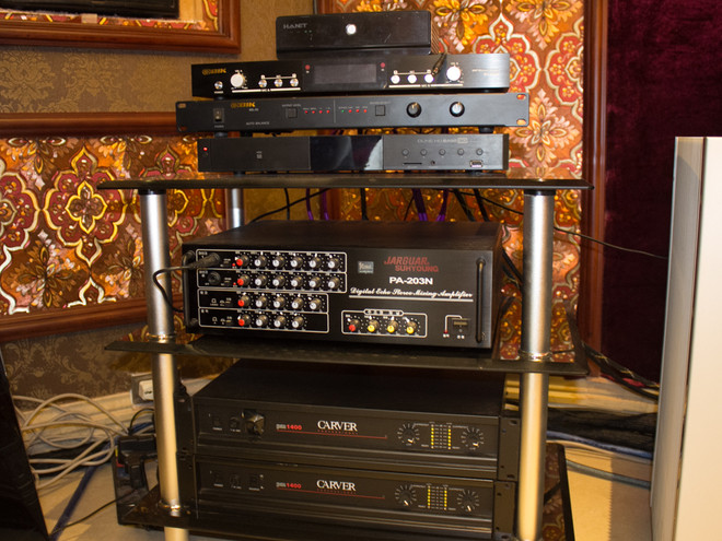 Ngoài dàn âm thanh kể trên, doanh nhân Thái Nguyên còn trang bị riêng hệ thống xem phim với công nghệ âm thanh surround, loa Revel riêng biệt, máy chiếu 4K cùng rất nhiều thiết bị cao cấp khác. "Vượt cả bộ tham chiếu đình đám trong AV Show 2013, hệ thống của dân chơi âm thanh Thái Nguyên được đánh giá thuộc hàng cao cấp nhất tại Việt Nam", ông Nguyễn Thanh Tùng, một dân chơi âm thanh lâu năm tại Hà Nội nhận xét. Ngoài dàn âm thanh kể trên, doanh nhân Thái Nguyên còn trang bị riêng hệ thống xem phim với công nghệ âm thanh surround, loa Revel riêng biệt, máy chiếu 4K cùng rất nhiều thiết bị cao cấp khác. "Vượt cả bộ tham chiếu đình đám trong AV Show 2013, hệ thống của dân chơi âm thanh Thái Nguyên được đánh giá thuộc hàng cao cấp nhất tại Việt Nam", ông Nguyễn Thanh Tùng, một dân chơi âm thanh lâu năm tại Hà Nội nhận xét.