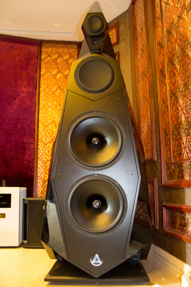 Được ví như "viên kim cương đen huyền bí", chủ nhân của dàn âm thanh cho biết, sở dĩ anh chọn loa Tesseract bởi ngoài chất lượng âm thanh tuyệt vời, loa còn đạt yếu tốt thẩm mỹ mà theo anh hiếm sản phẩm nào có được. "Với những bản nhạc giao hưởng, Tesseract có khả năng trình diễn xuất sắc giúp những người bận rộn như tôi có thể thưởng thức âm nhạc cao cấp ngay tại nhà", anh chia sẻ. Được ví như "viên kim cương đen huyền bí", chủ nhân của dàn âm thanh cho biết, sở dĩ anh chọn loa Tesseract bởi ngoài chất lượng âm thanh tuyệt vời, loa còn đạt yếu tốt thẩm mỹ mà theo anh hiếm sản phẩm nào có được. "Với những bản nhạc giao hưởng, Tesseract có khả năng trình diễn xuất sắc giúp những người bận rộn như tôi có thể thưởng thức âm nhạc cao cấp ngay tại nhà", anh chia sẻ.