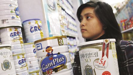 Chất lượng, giá cả của mặt hàng sữa luôn thu hút sự quan tâm của người tiêu dùng. Ảnh: Hồng Vĩnh. Chất lượng, giá cả của mặt hàng sữa luôn thu hút sự quan tâm của người tiêu dùng. Ảnh: Hồng Vĩnh.