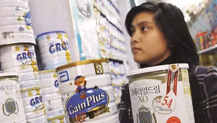 Chất lượng, giá cả của mặt hàng sữa luôn thu hút sự quan tâm của người tiêu dùng. Ảnh: Hồng Vĩnh. Chất lượng, giá cả của mặt hàng sữa luôn thu hút sự quan tâm của người tiêu dùng. Ảnh: Hồng Vĩnh.