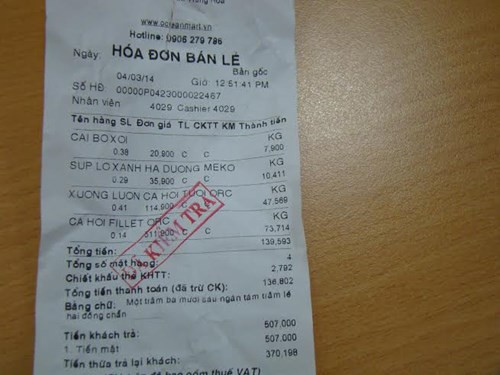 Tờ hóa đơn mua thực phẩm tại Ocean Mart Trung Hòa hôm 4/3 do chị Hoa cung cấp. Tờ hóa đơn mua thực phẩm tại Ocean Mart Trung Hòa hôm 4/3 do chị Hoa cung cấp.