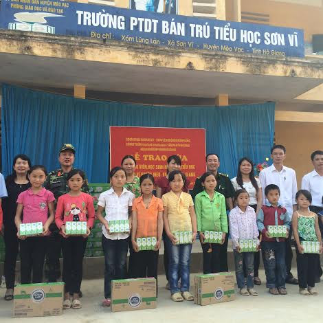 Toàn bộ số quà tặng lần này do nhãn hàng Cô Gái Hà Lan tài trợ là món quà hết sức ý nghĩa đối với các em học sinh cũng như giáo viên các trường vùng biên giới còn nhiều khó khăn... Toàn bộ số quà tặng lần này do nhãn hàng Cô Gái Hà Lan tài trợ là món quà hết sức ý nghĩa đối với các em học sinh cũng như giáo viên các trường vùng biên giới còn nhiều khó khăn...