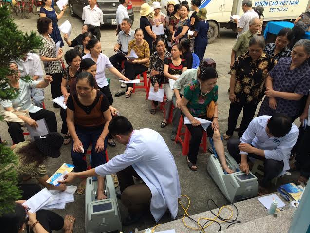 Vinamilk tổ chức đo loãng xương cho người cao tuổi, giúp người cao tuổi phát hiện và phòng ngừa loãng xương.