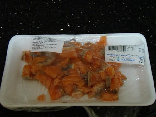 Gói cá hồi của chị Thanh Hoa mua ở Ocean Mart Trung Hòa dù ghi rõ ngày đóng gói, hạn sử dụng nhưng khi mở ra lại có mùi thiu thối. Ảnh: NVCC. Gói cá hồi của chị Thanh Hoa mua ở Ocean Mart Trung Hòa dù ghi rõ ngày đóng gói, hạn sử dụng nhưng khi mở ra lại có mùi thiu thối. Ảnh: NVCC.