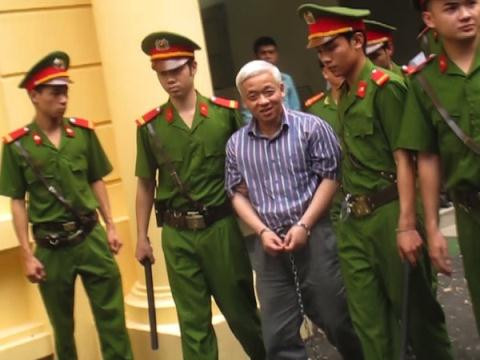 Bầu Kiên được dẫn giải trong phiên xử ngày 16/4. Bầu Kiên được dẫn giải trong phiên xử ngày 16/4.