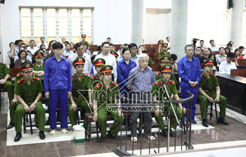 Bầu Kiên, Nguyễn Đức Kiên, ACB, đại gia, Trần Xuân Giá, Phạm Trung Cang, Lê Vũ Kỳ, Trịnh Kim Quang Bầu Kiên và đồng phạm trong phiên xử sơ thẩm hôm 16/. Bầu Kiên, Nguyễn Đức Kiên, ACB, đại gia, Trần Xuân Giá, Phạm Trung Cang, Lê Vũ Kỳ, Trịnh Kim Quang Bầu Kiên và đồng phạm trong phiên xử sơ thẩm hôm 16/.