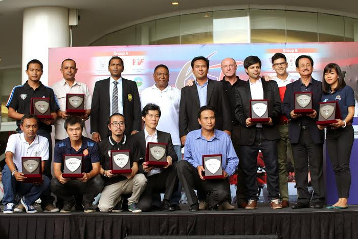 HLV Nguyễn Phúc Nguyên Chương (áo xanh, ngồi) nhận kỷ niệm chương từ BTC tại Malaysia. HLV Nguyễn Phúc Nguyên Chương (áo xanh, ngồi) nhận kỷ niệm chương từ BTC tại Malaysia.