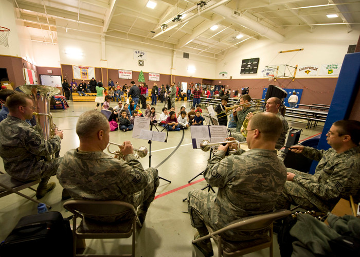 Đây là hoạt động thường niên của ông già Noel và các trợ lý của mình vào mỗi dịp cuối năm và là truyền thống của Lực lượng vệ binh bang Alaska, Mỹ từ năm 1956. Đây là hoạt động thường niên của ông già Noel và các trợ lý của mình vào mỗi dịp cuối năm và là truyền thống của Lực lượng vệ binh bang Alaska, Mỹ từ năm 1956.