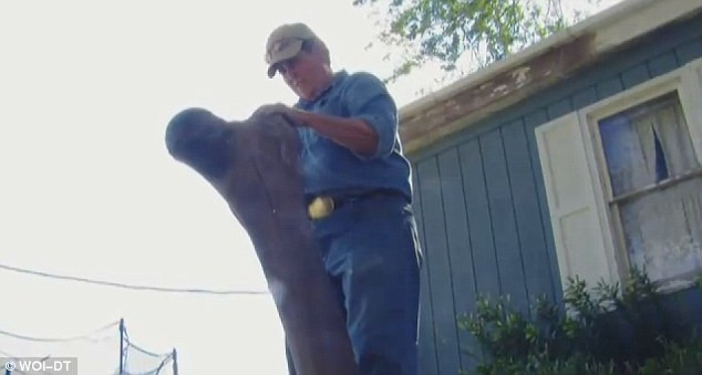 Ông cho biết ông cảm thấy mệt mỏi khi phải di chuyển những khúc xương khổng lồ này. Ông cho biết ông cảm thấy mệt mỏi khi phải di chuyển những khúc xương khổng lồ này.