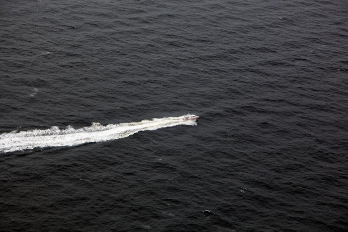 Khi được nạp nhiên liệu chiếc xuồng đã tự di chuyển nhưng sau đó buộc phải quay lại, thả trôi tự do, bỏ của chạy người Khi được nạp nhiên liệu chiếc xuồng đã tự di chuyển nhưng sau đó buộc phải quay lại, thả trôi tự do, bỏ của chạy người