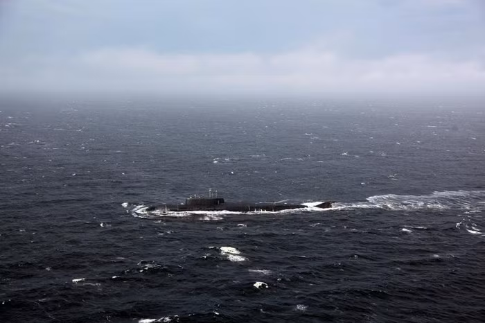 Chiếc xuồng câu quá bé nhỏ so với chiếc tàu ngầm hạt nhân khổng lồ