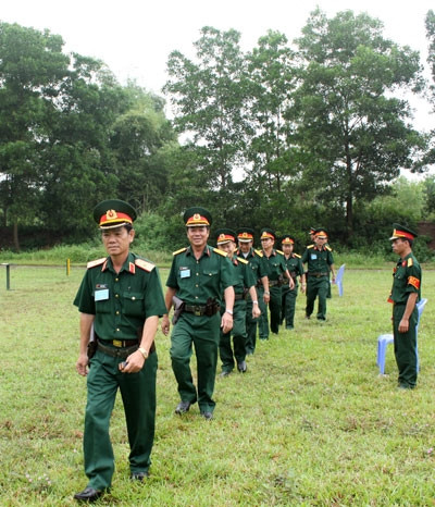 Trong quá trình các cán bộ dự thi lên tuyến bắn...