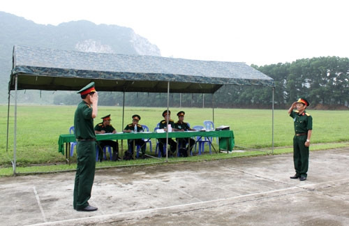 Với phương pháp thi "cuốn chiếu", tại khu vực khán đài trường bắn quốc tế, một bộ phận cán bộ khác tham gia thi môn điều lệnh