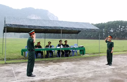 Với phương pháp thi "cuốn chiếu", tại khu vực khán đài trường bắn quốc tế, một bộ phận cán bộ khác tham gia thi môn điều lệnh