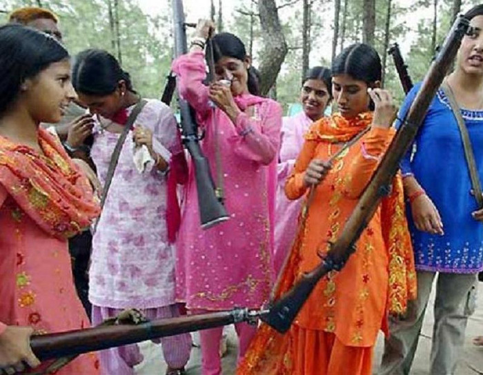 Lực lượng dân quân tự vệ của Ấn Độ tại khu vực Kashmir. Lực lượng dân quân tự vệ của Ấn Độ tại khu vực Kashmir.