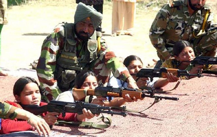 Lực lượng dân quân tự vệ của Ấn Độ tại khu vực Kashmir. Lực lượng dân quân tự vệ của Ấn Độ tại khu vực Kashmir.