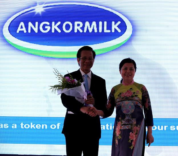 Bà Lê Thị Băng Tâm, Chủ tịch HĐQT Công ty CP sữa Việt Nam Vinamilk gửi đến ông Thạch Dư – Đại sứ Đặc mệnh toàn quyền nước CHXHCN Việt Nam tại vương quốc Campuchia bó hoa tươi thắm tượng trưng cho sự trân trọng của Vinamilk dành cho những sự tư vấn hỗ trợ của Đại sứ Quán nước CHXHCN Việt Nam tại Campuchia trong suốt thời gian vừa qua. Bà Lê Thị Băng Tâm, Chủ tịch HĐQT Công ty CP sữa Việt Nam Vinamilk gửi đến ông Thạch Dư – Đại sứ Đặc mệnh toàn quyền nước CHXHCN Việt Nam tại vương quốc Campuchia bó hoa tươi thắm tượng trưng cho sự trân trọng của Vinamilk dành cho những sự tư vấn hỗ trợ của Đại sứ Quán nước CHXHCN Việt Nam tại Campuchia trong suốt thời gian vừa qua.