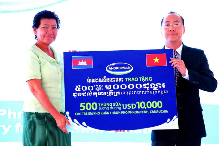 Tại chương trình, ông Đoàn Quốc Khánh – Tổng Giám đốc Nhà máy Sữa Angkor đại diện Nhà máy đã gửi đến cho trẻ em nghèo của Phnom Penh 500 thùng sữa nước trị giá tương đương 10.000 USD để góp phần cải thiện tình trạng dinh dưỡng cho trẻ em Campuchia. Tại chương trình, ông Đoàn Quốc Khánh – Tổng Giám đốc Nhà máy Sữa Angkor đại diện Nhà máy đã gửi đến cho trẻ em nghèo của Phnom Penh 500 thùng sữa nước trị giá tương đương 10.000 USD để góp phần cải thiện tình trạng dinh dưỡng cho trẻ em Campuchia.