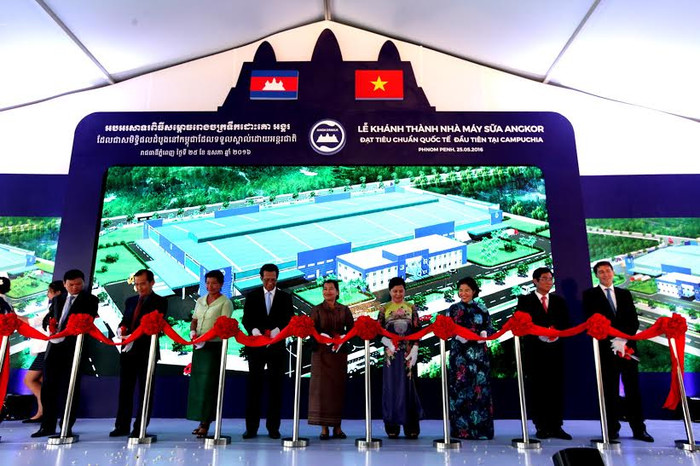 Bà Men Sam On, Phó Thủ tướng Chính phủ Campuchia cùng lãnh đạo nhiều cơ quan, ban ngành của Campuchia và Việt Nam cắt băng khánh thành nhà máy sữa Angkor – nhà máy sữa chuẩn quốc tế đầu tiên và duy nhất tại Campuchia. Bà Men Sam On, Phó Thủ tướng Chính phủ Campuchia cùng lãnh đạo nhiều cơ quan, ban ngành của Campuchia và Việt Nam cắt băng khánh thành nhà máy sữa Angkor – nhà máy sữa chuẩn quốc tế đầu tiên và duy nhất tại Campuchia.