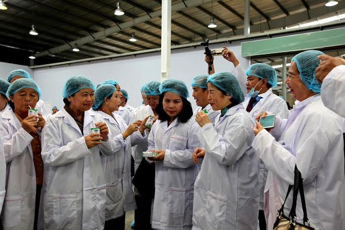 Bà Men Sam On - Phó thủ tướng chính phủ Vương quốc Campuchia cùng khách mời uống thử những sản phẩm sữa đầu tiên do Nhà máy sữa Angkor sản xuất. Bà Men Sam On - Phó thủ tướng chính phủ Vương quốc Campuchia cùng khách mời uống thử những sản phẩm sữa đầu tiên do Nhà máy sữa Angkor sản xuất.