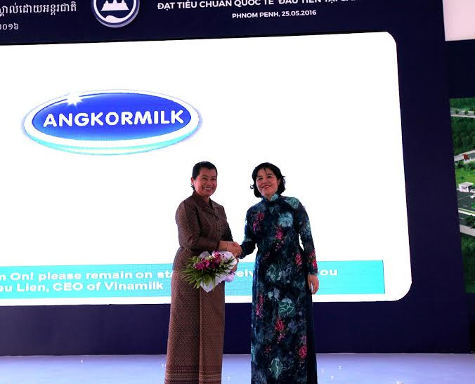 Bà Mai Kiều Liên – Tổng Giám đốc Công ty cổ phần sữa Việt Nam Vinamilk gửi tặng hoa cảm ơn bà Men Sam On - Phó Thủ tướng chính phủ Vương quốc Campuchia và chính phủ Campuchia. Bà Mai Kiều Liên – Tổng Giám đốc Công ty cổ phần sữa Việt Nam Vinamilk gửi tặng hoa cảm ơn bà Men Sam On - Phó Thủ tướng chính phủ Vương quốc Campuchia và chính phủ Campuchia.