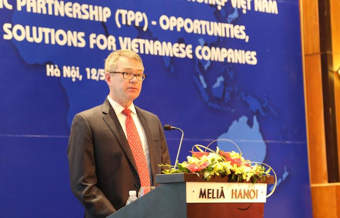 Ông John Hill – Tham tán kinh tế Đại sứ quán Hoa Kỳ tại Việt Nam thuyết trình về “Lợi thế cạnh tranh và cơ hội của các doanh nghiệp Việt Nam khi TPP có hiệu lực”. Ông John Hill – Tham tán kinh tế Đại sứ quán Hoa Kỳ tại Việt Nam thuyết trình về “Lợi thế cạnh tranh và cơ hội của các doanh nghiệp Việt Nam khi TPP có hiệu lực”.
