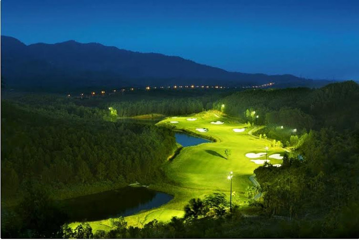Tại Bà Nà Hills Golf Club, các golf thủ có thể mở màn hay kết thúc trận đấu bất kỳ lúc nào, dù là ban ngày hay trong đêm nhờ hệ thống ánh sáng được thiết kế theo chuẩn quốc tế. Tại Bà Nà Hills Golf Club, các golf thủ có thể mở màn hay kết thúc trận đấu bất kỳ lúc nào, dù là ban ngày hay trong đêm nhờ hệ thống ánh sáng được thiết kế theo chuẩn quốc tế.