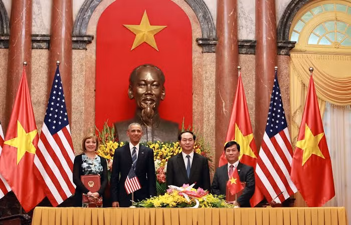 Đại diện Vietjet và Pratt &amp; Whitney chụp ảnh lưu niệm cùng Chủ tịch nước Trần Đại Quang và Tổng thống Barack Obama.