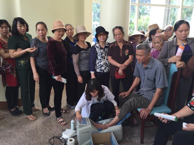 Đo loãng xương cho người cao tuổi tại hội thảo. Đo loãng xương cho người cao tuổi tại hội thảo.