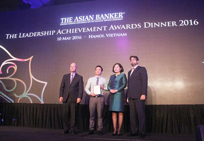 Ông Bùi Tuấn Anh (đứng thứ 2 từ trái sang), Phụ trách sản phẩm Ngân hàng điện tử & Dịch vụ thanh toán - Phát triển sản phẩm - Khối Dịch vụ ngân hàng và tài chính cá nhân, đại diện Techcombank nhận giải Ngân hàng thực hiện dự án Mobile Banking tốt nhất. Ông Bùi Tuấn Anh (đứng thứ 2 từ trái sang), Phụ trách sản phẩm Ngân hàng điện tử & Dịch vụ thanh toán - Phát triển sản phẩm - Khối Dịch vụ ngân hàng và tài chính cá nhân, đại diện Techcombank nhận giải Ngân hàng thực hiện dự án Mobile Banking tốt nhất.