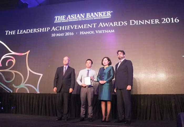 Ông Bùi Tuấn Anh (đứng thứ 2 từ trái sang), Phụ trách sản phẩm Ngân hàng điện tử & Dịch vụ thanh toán - Phát triển sản phẩm - Khối Dịch vụ ngân hàng và tài chính cá nhân, đại diện Techcombank nhận giải Ngân hàng thực hiện dự án Mobile Banking tốt nhất. Ông Bùi Tuấn Anh (đứng thứ 2 từ trái sang), Phụ trách sản phẩm Ngân hàng điện tử & Dịch vụ thanh toán - Phát triển sản phẩm - Khối Dịch vụ ngân hàng và tài chính cá nhân, đại diện Techcombank nhận giải Ngân hàng thực hiện dự án Mobile Banking tốt nhất.