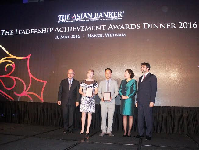 Ông Nguyễn Sơn Tùng (đứng giữa), Giám đốc dự án cao cấp - Quản lý dự án và chiến lược công nghệ - Khối vận hành công nghệ, đại diện Techcombank nhận giải Ngân hàng thực hiện dự án quản lý nguồn vốn tốt nhất Việt Nam. Ông Nguyễn Sơn Tùng (đứng giữa), Giám đốc dự án cao cấp - Quản lý dự án và chiến lược công nghệ - Khối vận hành công nghệ, đại diện Techcombank nhận giải Ngân hàng thực hiện dự án quản lý nguồn vốn tốt nhất Việt Nam.