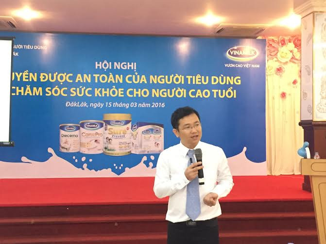 Ông Mai Thanh Việt, Giám đốc Marketing ngành hàng sữa bột Vinamilk phát biểu tại hội thảo Ông Mai Thanh Việt, Giám đốc Marketing ngành hàng sữa bột Vinamilk phát biểu tại hội thảo