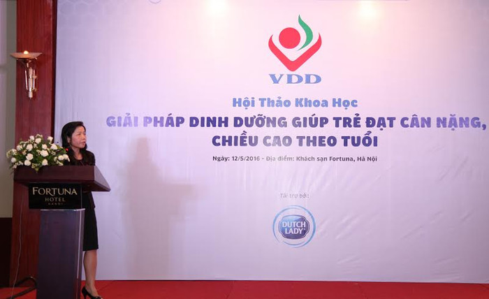 PGS-TS Lê Bạch Mai khuyến cáo: Mức tiêu thụ sữa trong khẩu phần ăn hằng ngày của trẻ em tuổi học đường Việt Nam còn thấp, không đạt chuẩn các vi chất dinh dưỡng theo khuyến cáo của Bộ Y Tế. Thực trạng này có thể được cải thiện nếu trẻ được bổ sung sữa mỗi ngày". PGS-TS Lê Bạch Mai khuyến cáo: Mức tiêu thụ sữa trong khẩu phần ăn hằng ngày của trẻ em tuổi học đường Việt Nam còn thấp, không đạt chuẩn các vi chất dinh dưỡng theo khuyến cáo của Bộ Y Tế. Thực trạng này có thể được cải thiện nếu trẻ được bổ sung sữa mỗi ngày".